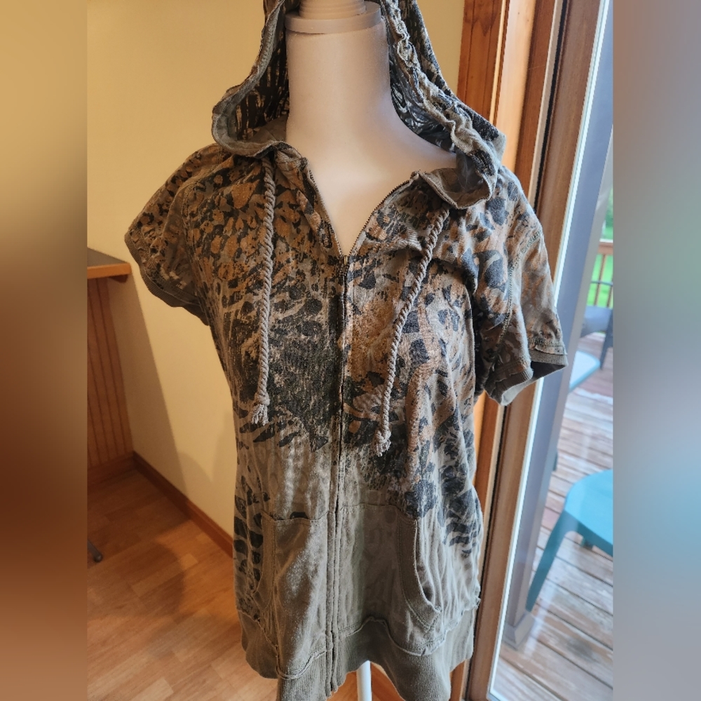 Maurices Zippered lightweight Shirt Size XL